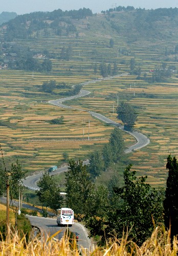 汽车行驶在黔东南苗族侗族自治州的乡村公路上.