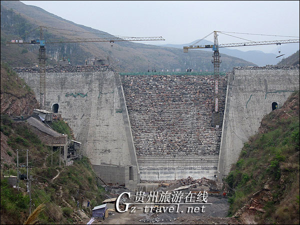 放眼望去,一座浆砌石重力大坝魏然耸立在两座大山之间,形成了一道独特